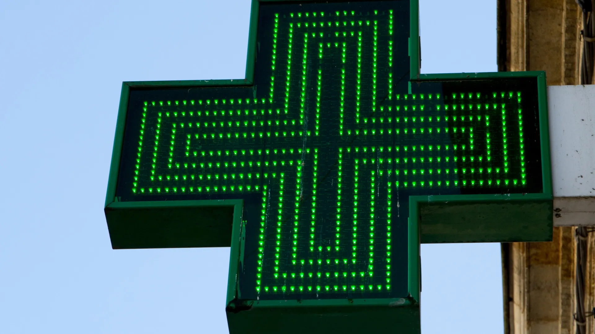 
                    Farmácias garantem medicamentos, mesmo as atingidas pela tempestade
                