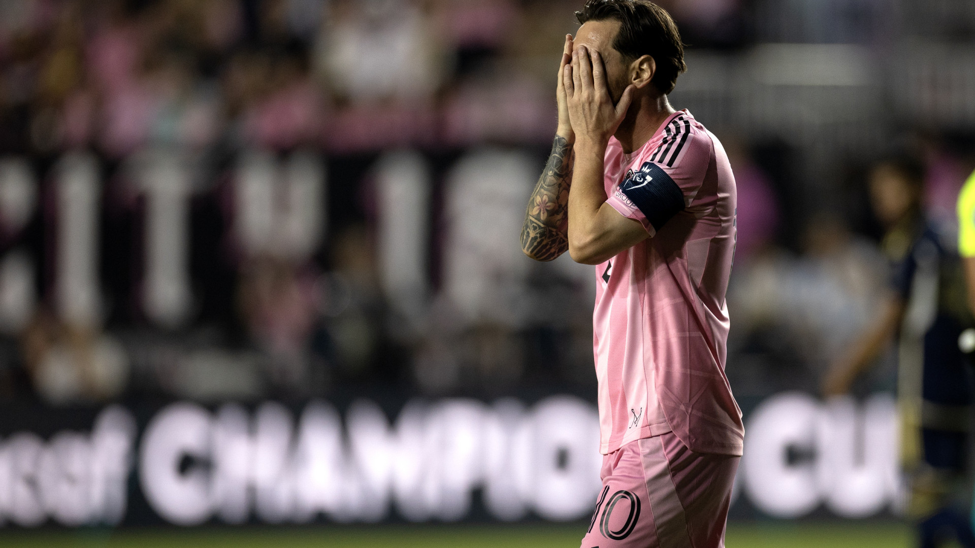 Messi não faz melhor do que CR7 e também é 'corrido' da Champions