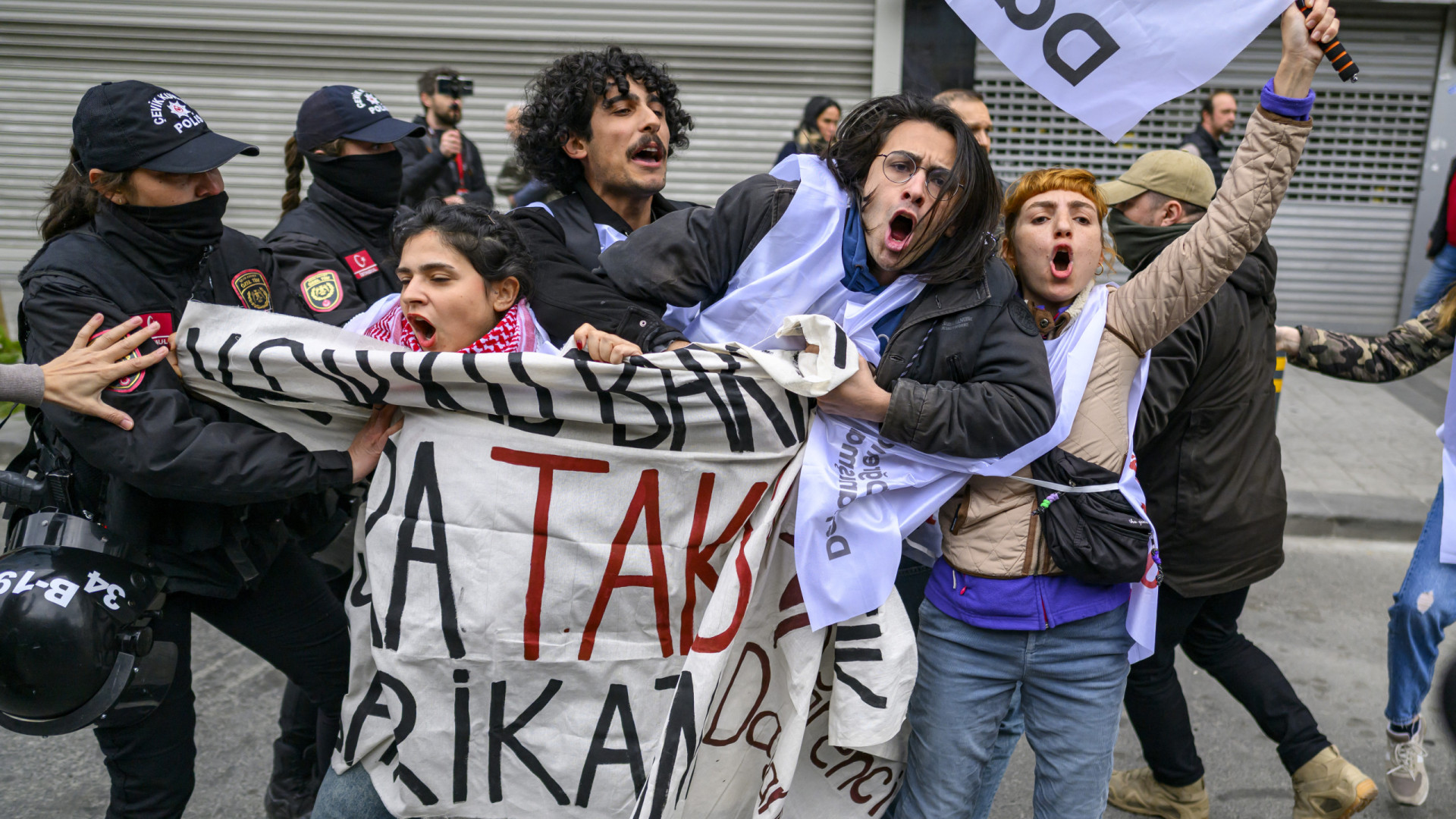 1.º de Maio. Zonas de Istambul fechadas para impedir acesso à Taksim
