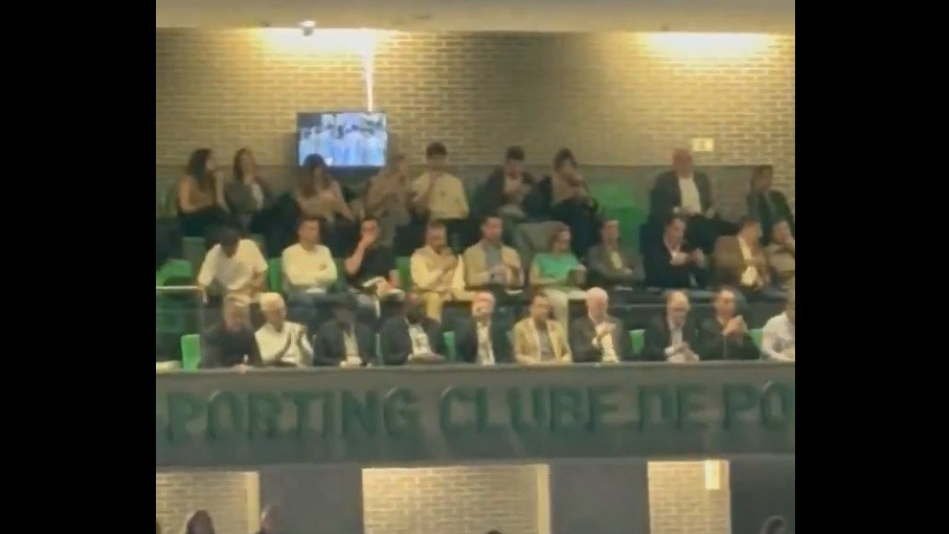 Rui Borges 'apanhado' a fazer isto no jogo de andebol do Sporting