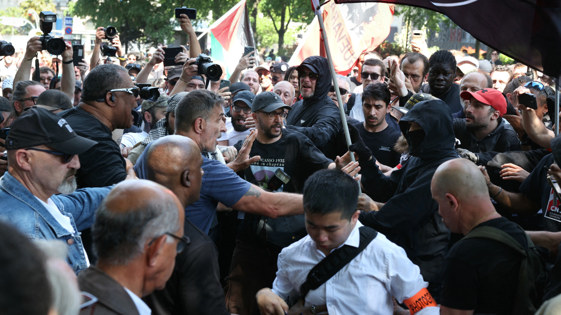 1.º Maio. Milhares manifestam-se em Paris contra 