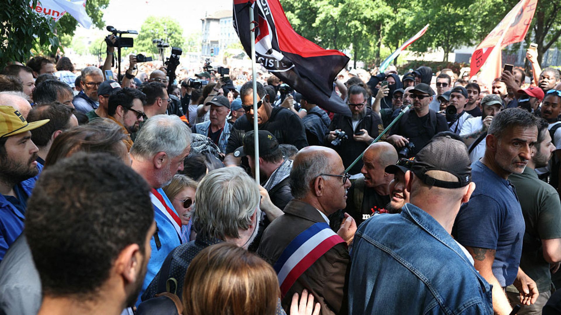 Membros do PS francês agredidos na marcha do 1.º de Maio em Paris