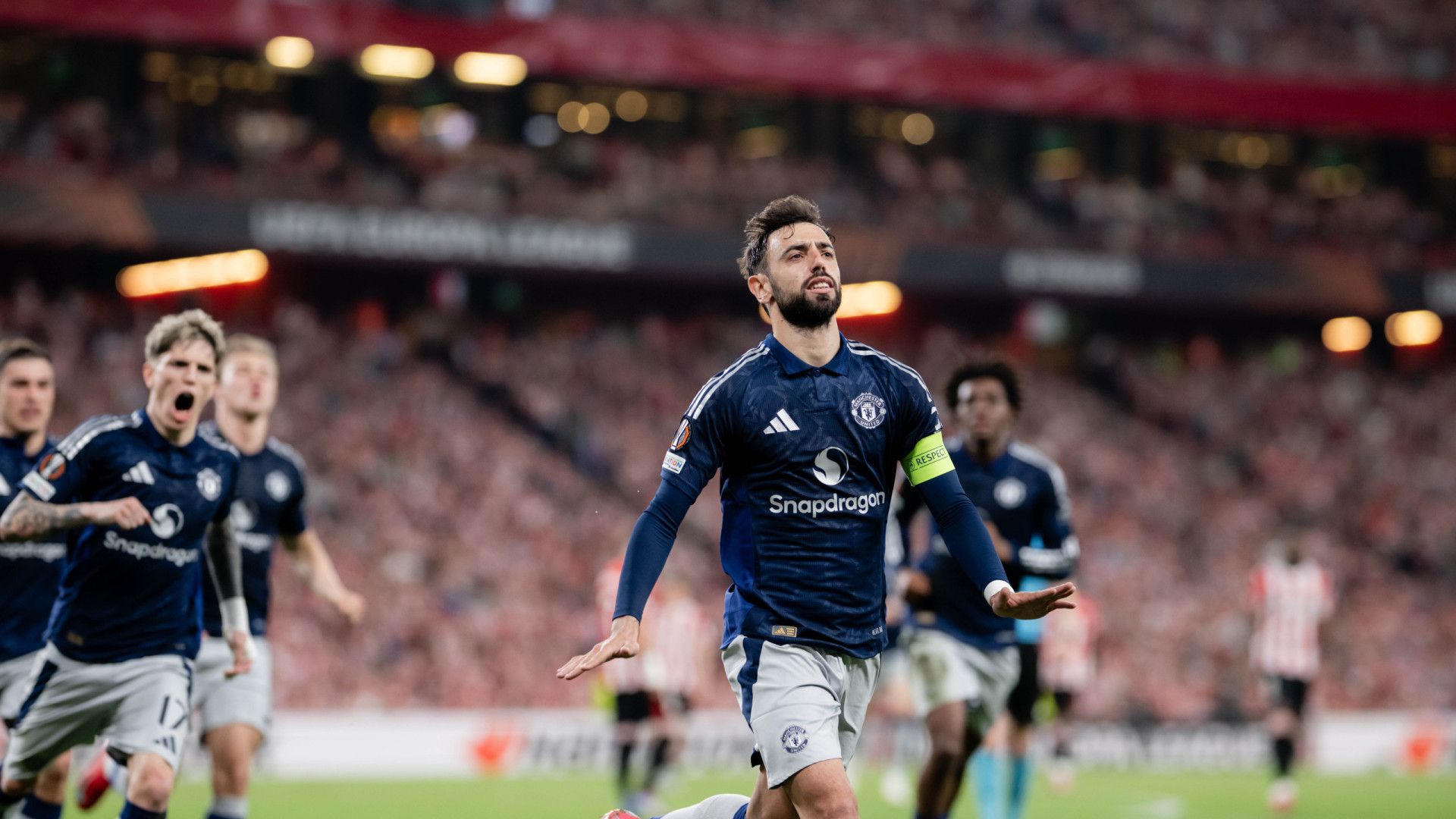 Bruno Fernandes e Pedro Porro abrem via a final inglesa na Liga Europa