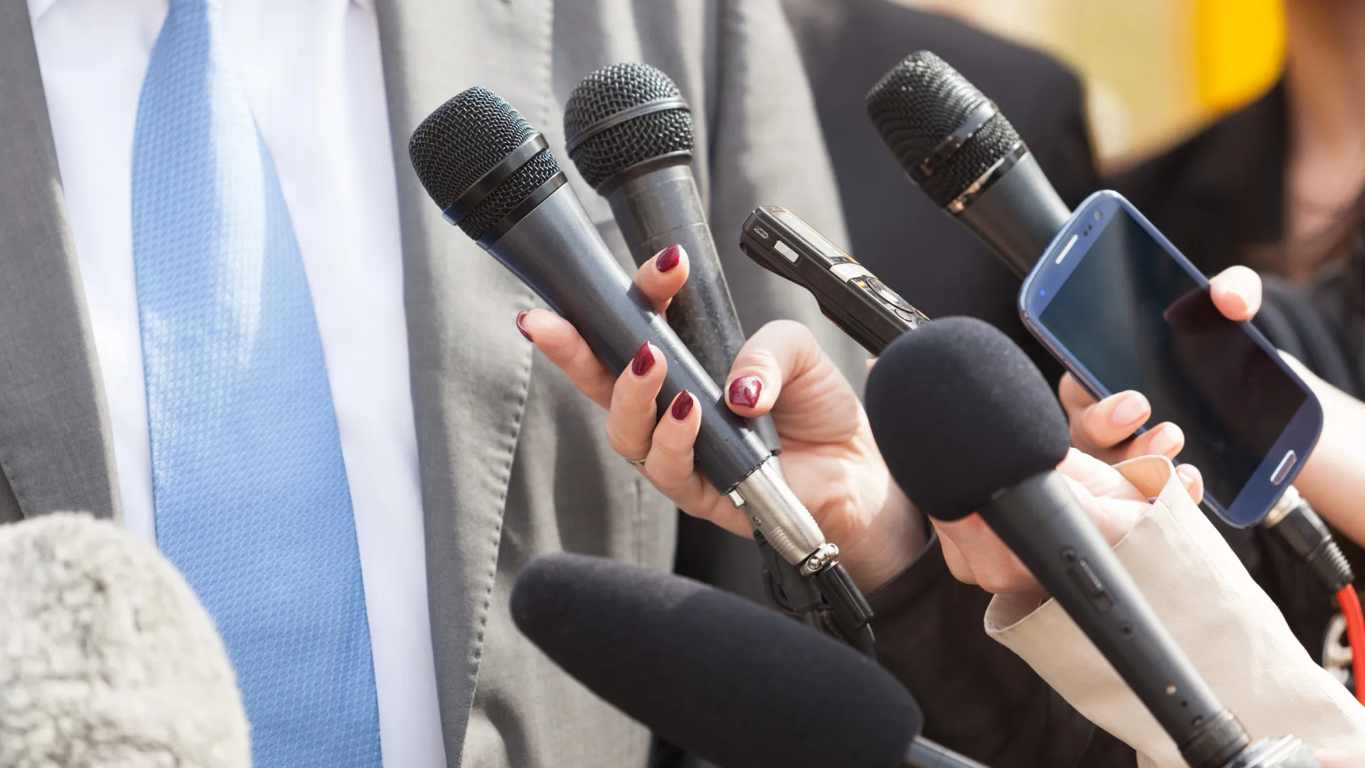 
                    Jornalistas detidos nos Camarões ao investigarem deportação de africanos dos EUA
                