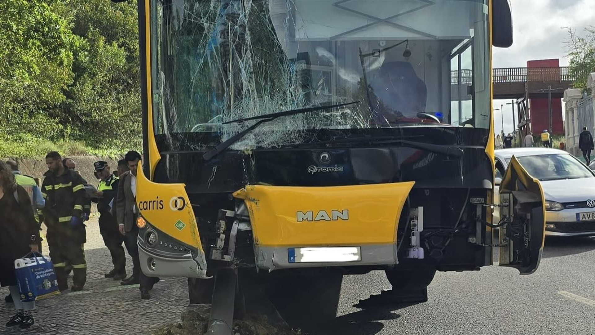 As imagens do autocarro da Carris que se despistou contra poste em Lisboa