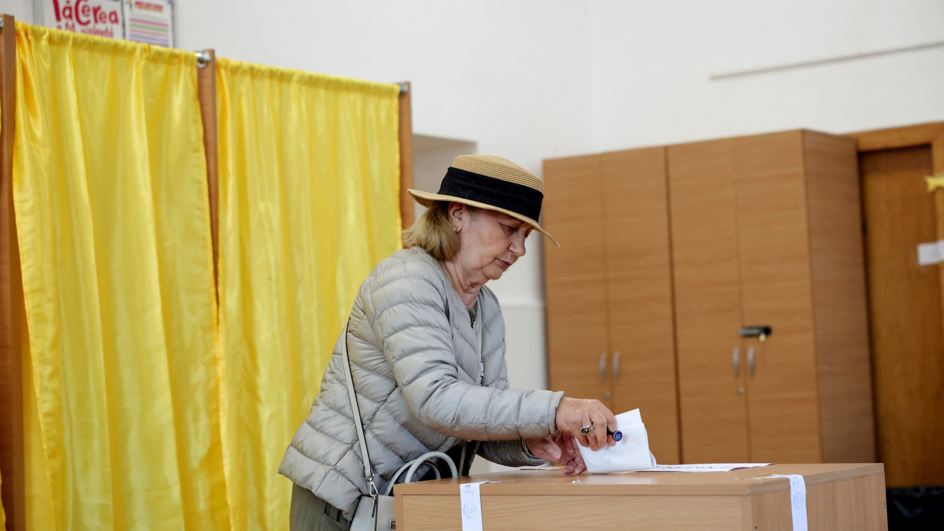 Romenos repetem hoje votação presidencial com populista à frente