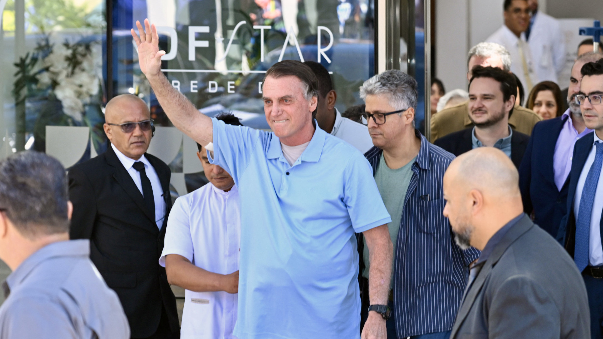 Bolsonaro tem alta e é recebido por cânticos de apoiantes. As imagens