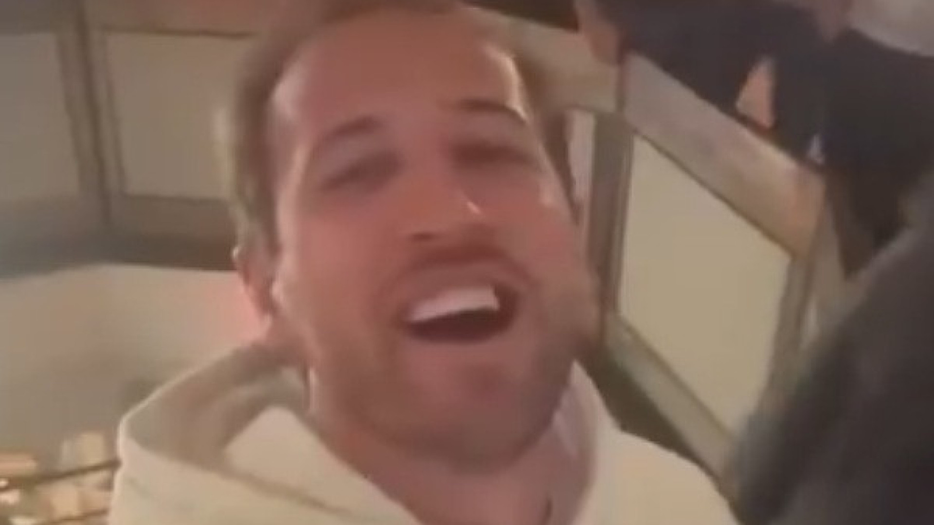 Kane tinha isto preso na garganta. Inglês louco após o fim da maldição