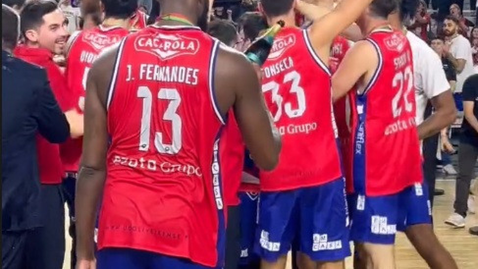 Oliveirense 'derrubou' FC Porto e protagonizou esta festa em Gondomar