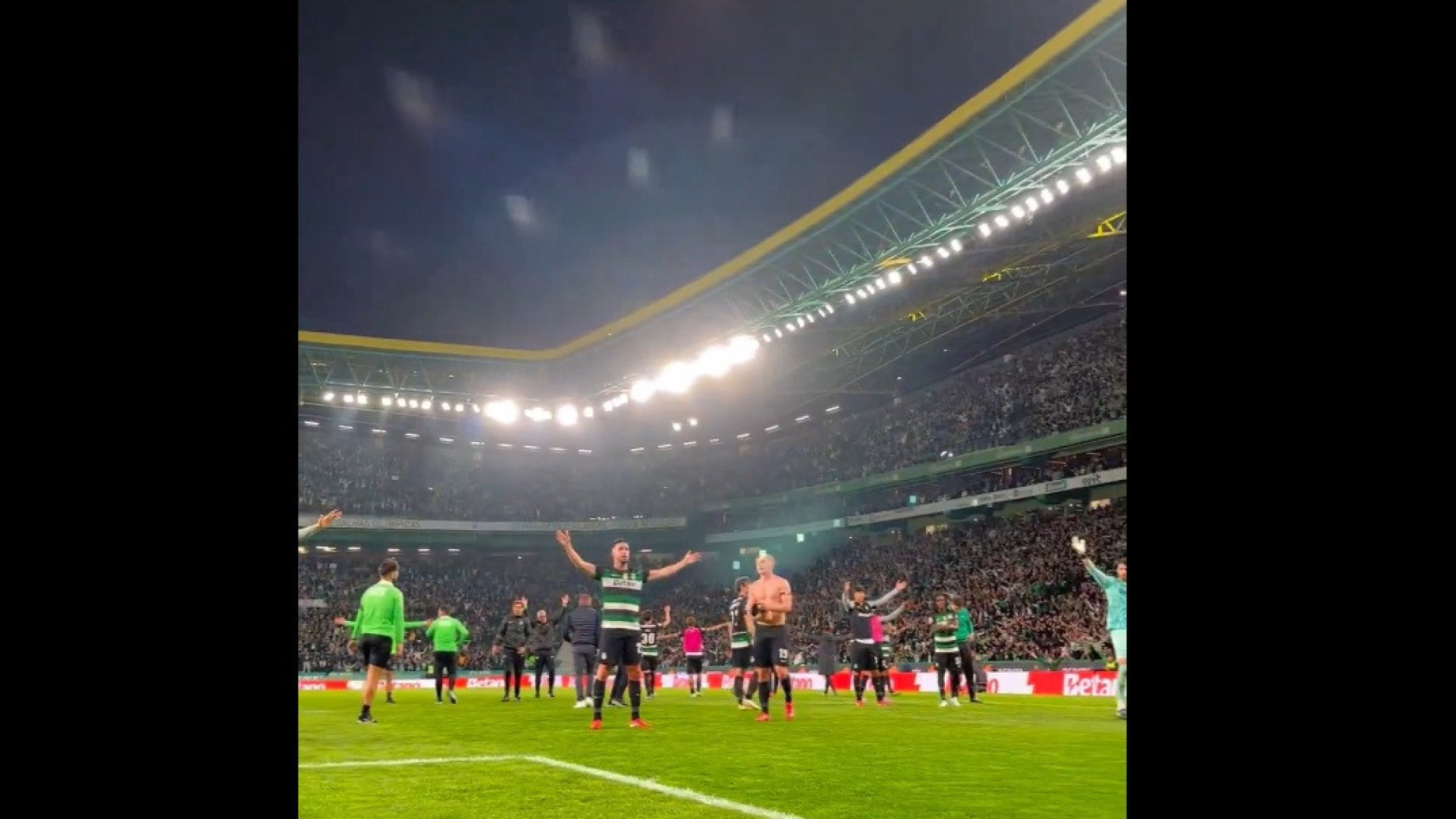 Simbiose total. Sporting igualou Benfica e festejou assim em Alvalade