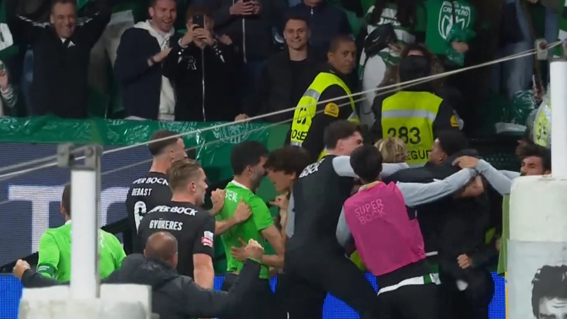 De ir às lágrimas. Golaço de Quaresma fez 'rebentar' Alvalade e choro
