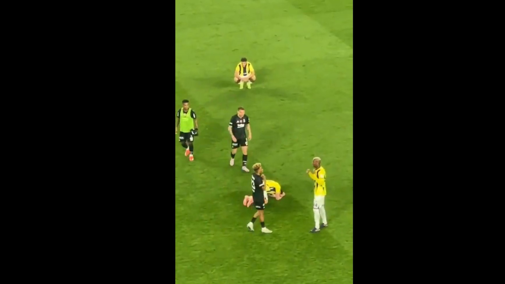 O gesto de Gedson Fernandes e Talisca após o Fenerbahçe-Besiktas