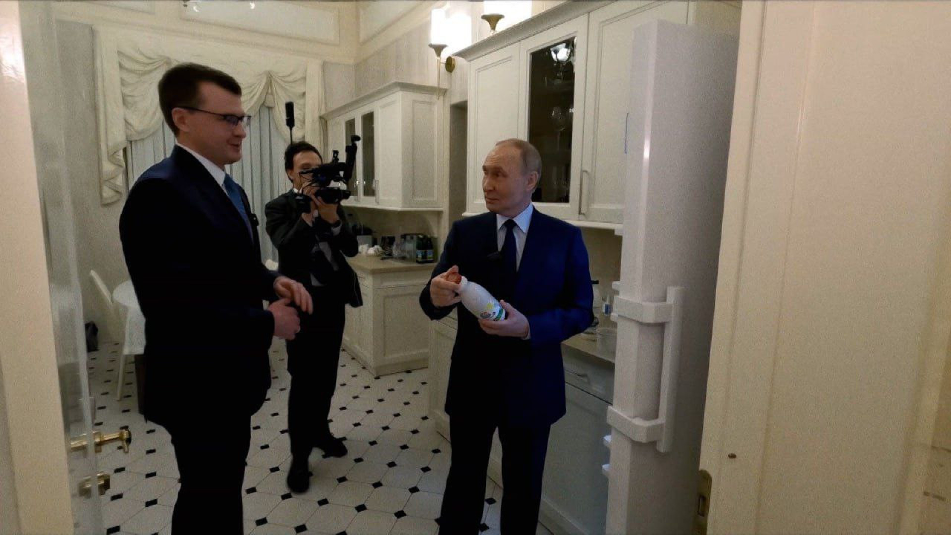 Ginásio e portas com ouro: Putin faz visita guiada a uma das suas casas