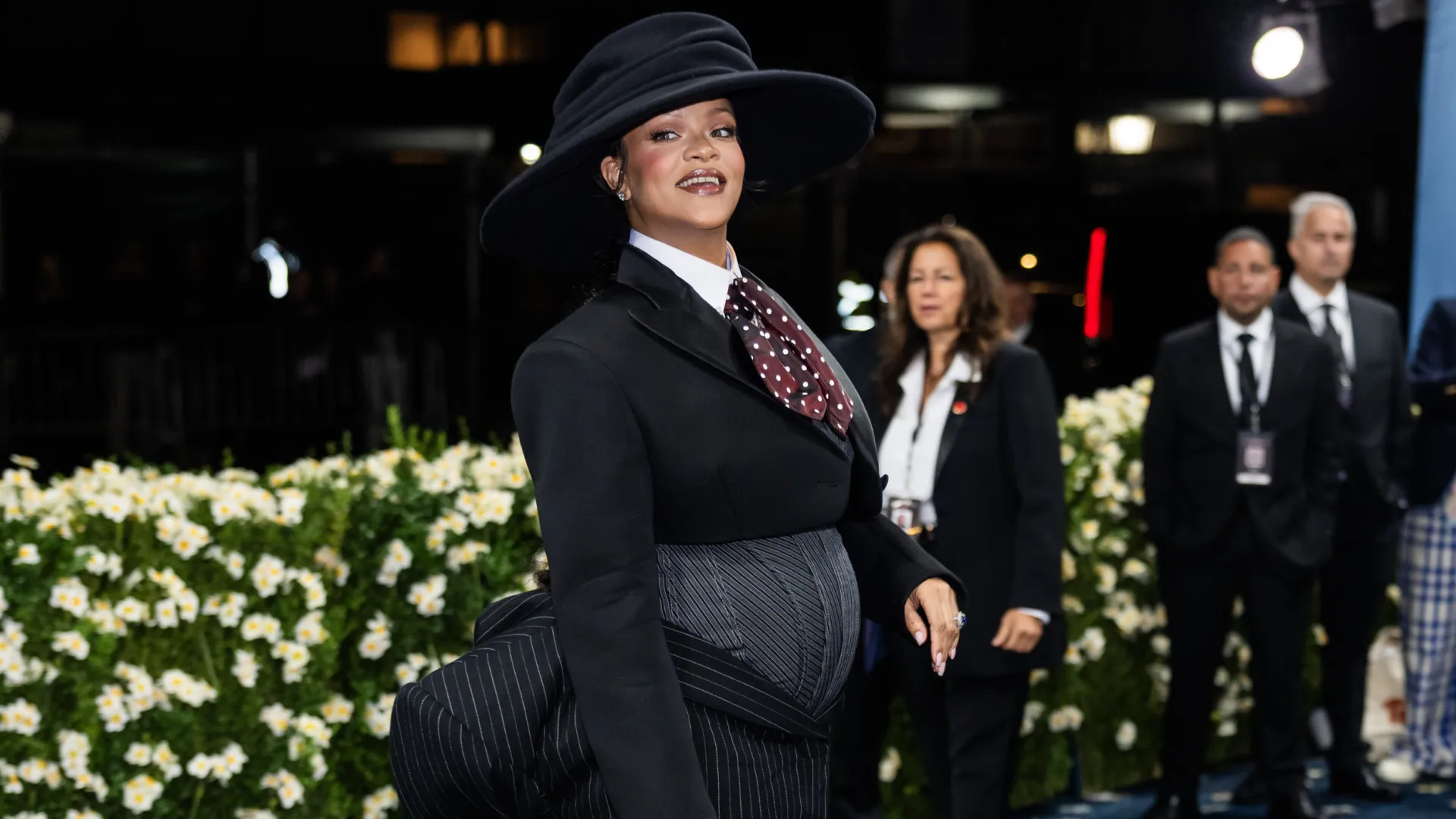 Surpresa! Rihanna confirma terceira gravidez na Met Gala