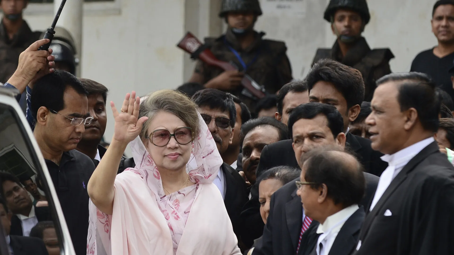 
                    Candidata eleitoral no Bangladesh submetida a tratamentos em Londres
                