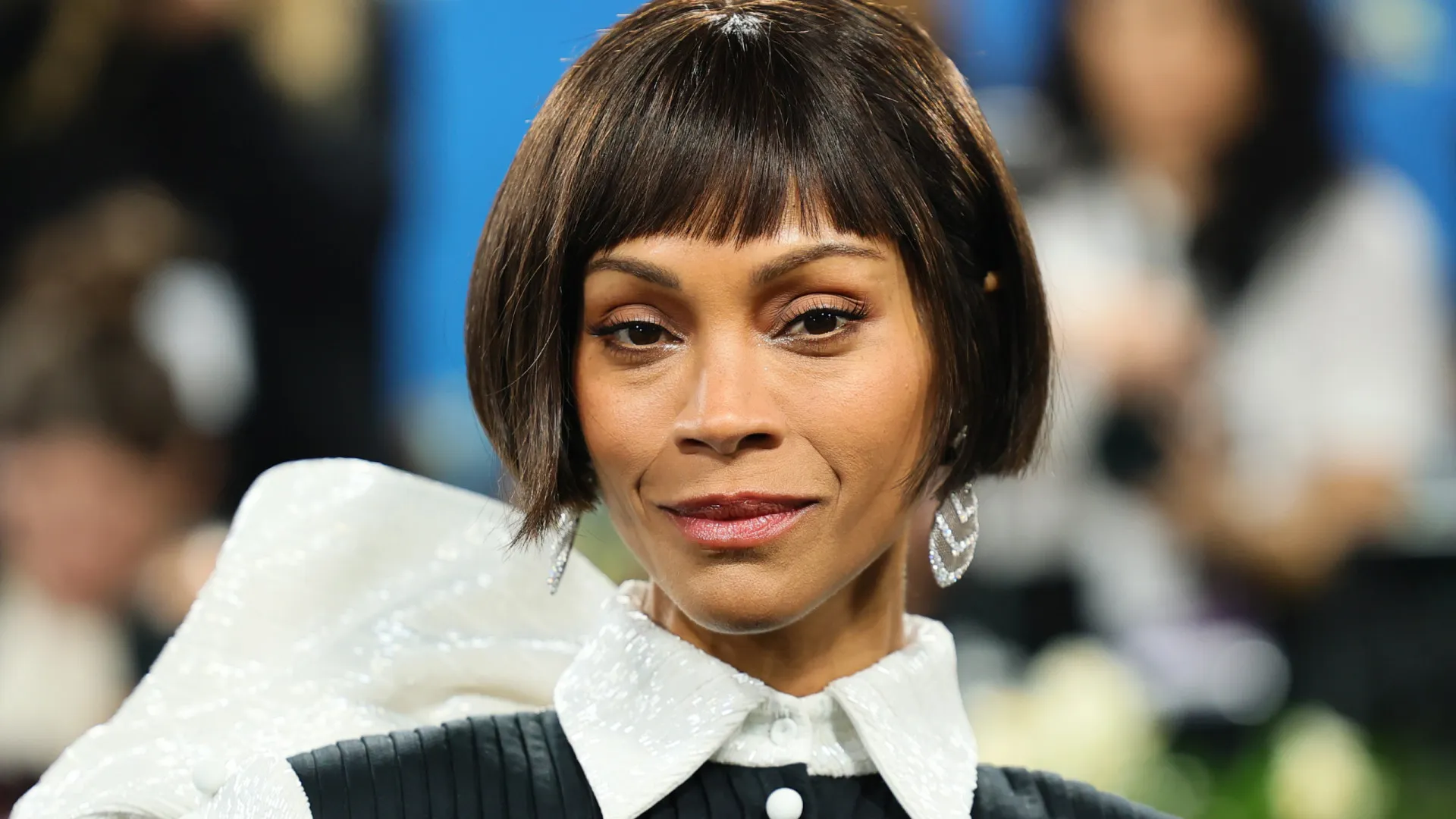 Zoe Saldaña surpreende com novo look na Met Gala