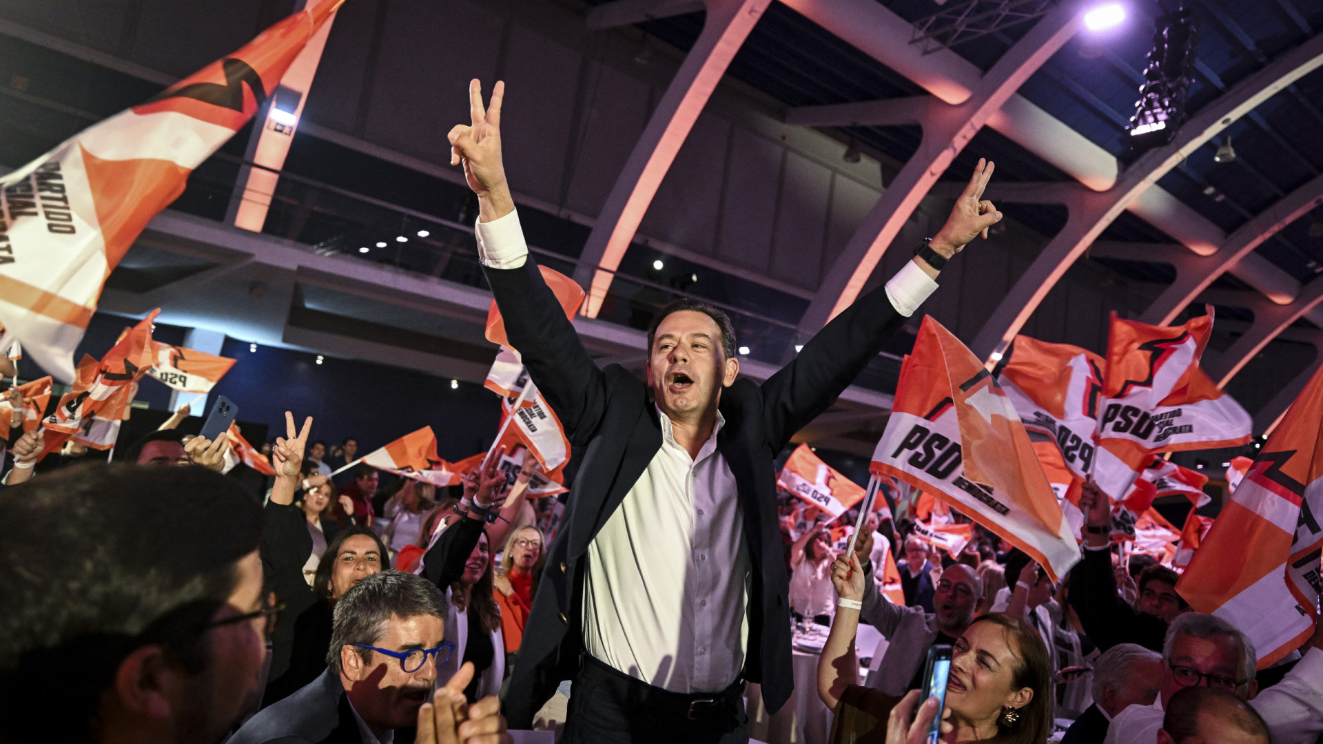 Montenegro salienta dados da OCDE para reivindicar 