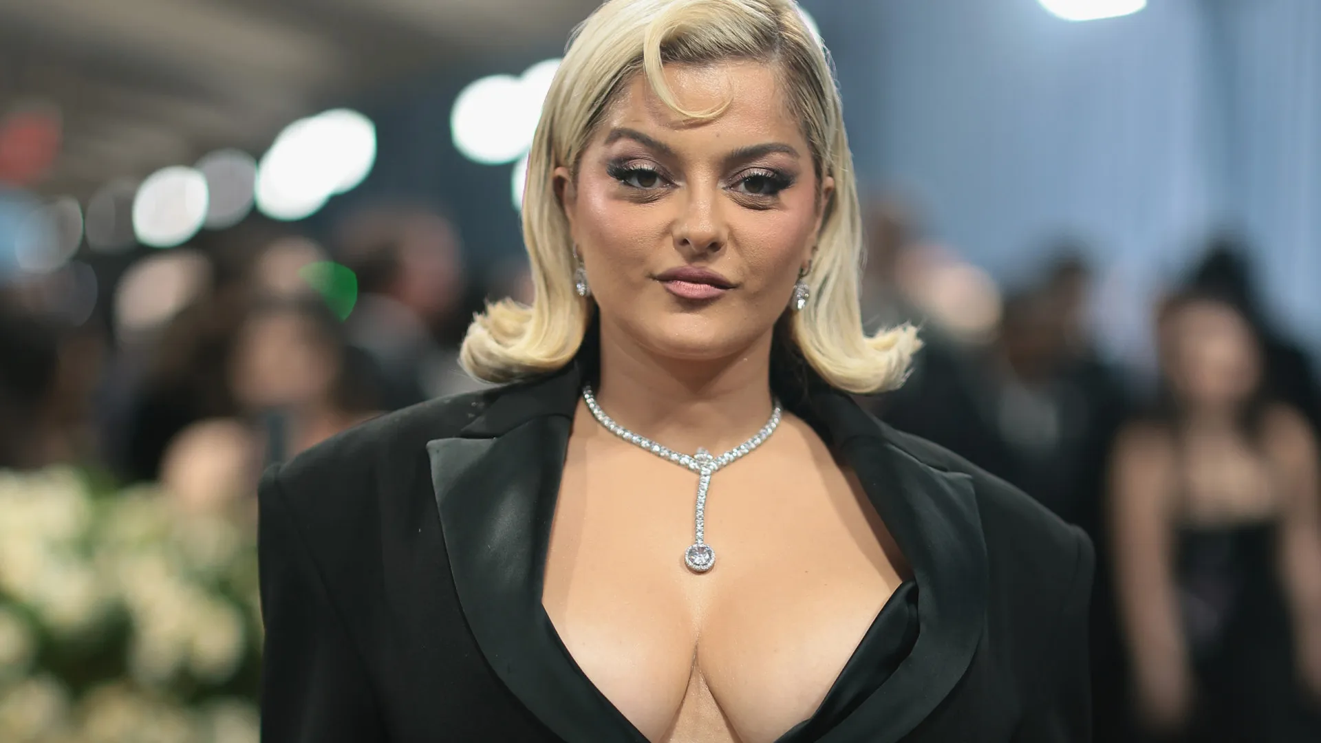 Bebe Rexha reage a críticas sobre peso e revela perda de gravidez
