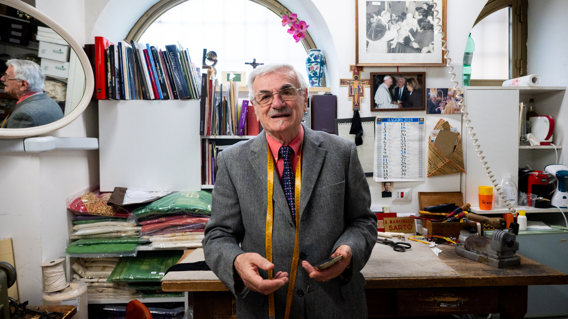 Quem é Raniero Mancinelli, o alfaiate que faz as roupas do Papa?