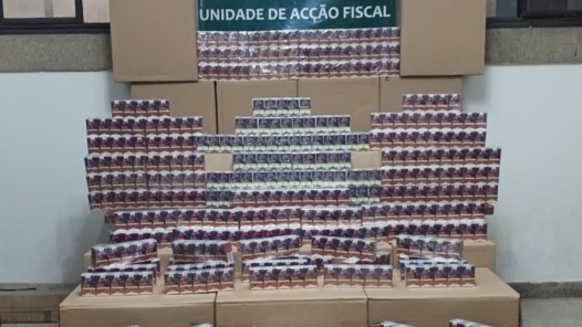 GNR para carrinha na A4 e apreende 250 mil cigarros. Há dois detidos