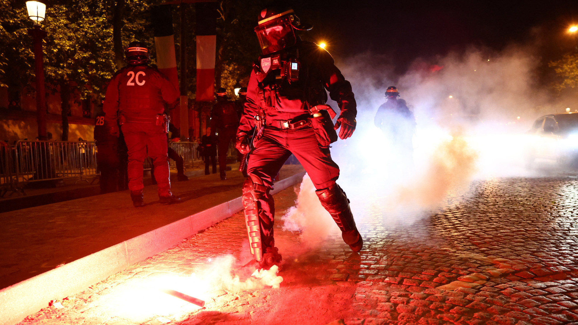 Caos total em Paris após vitória do PSG. Três adeptos atropelados