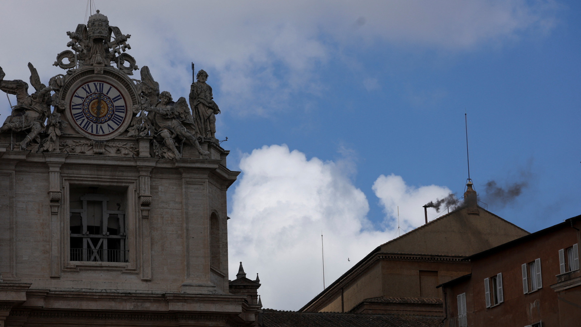 Conclave: Rituais e número elevado de cardeais atrasam fumo da chaminé