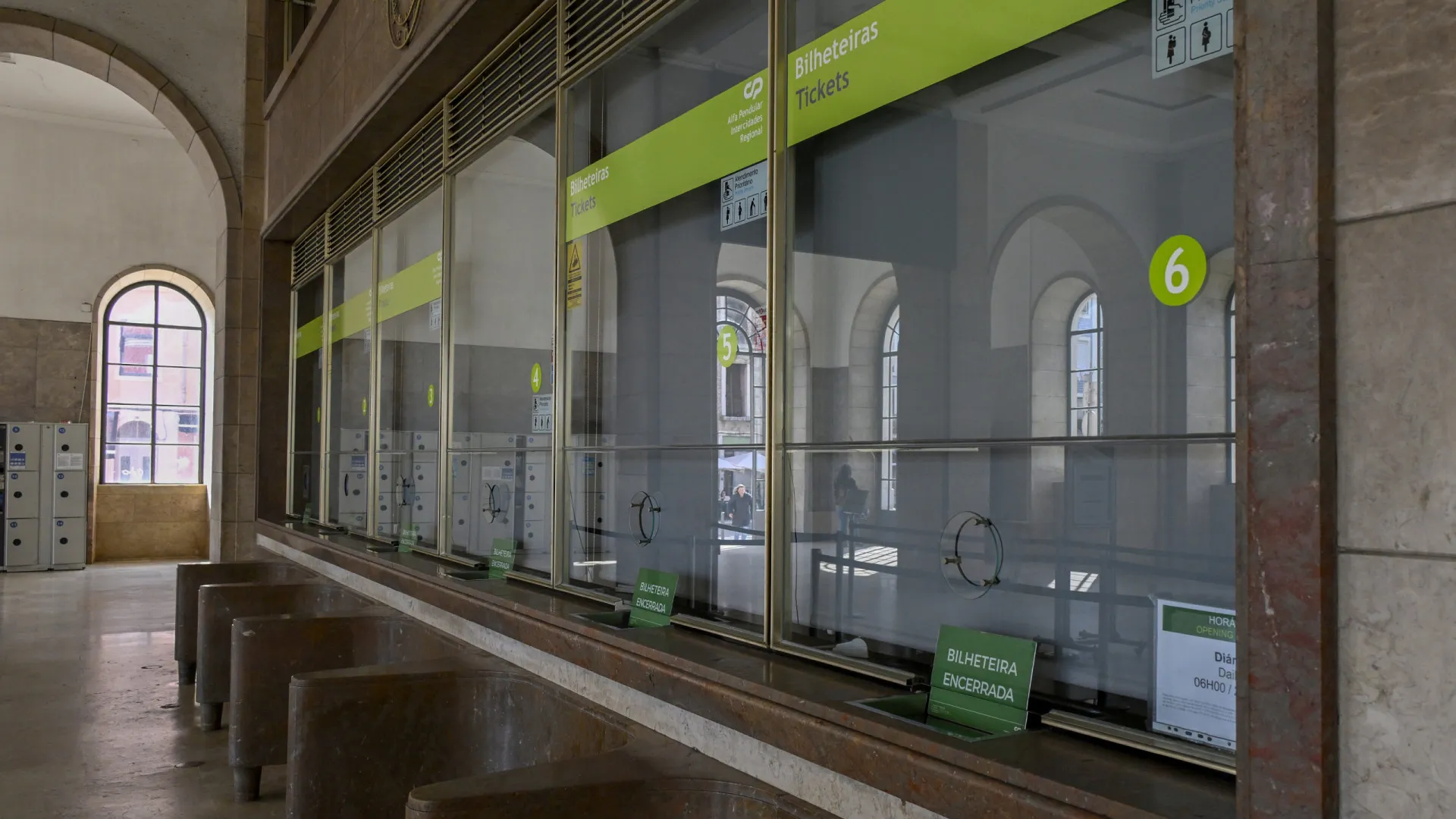 
                    Subconcessionar linhas da CP é financiar privados 