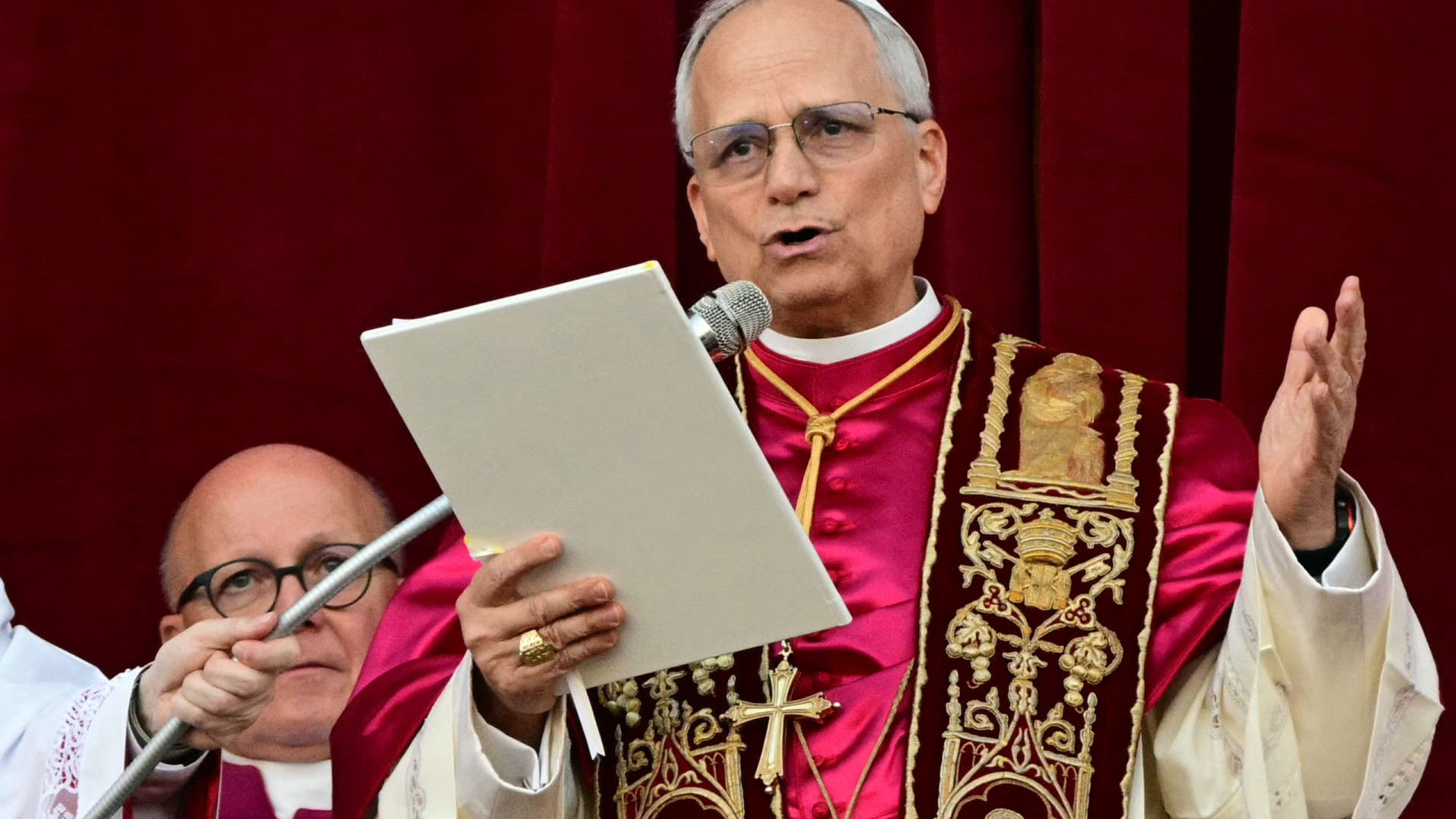 Papa Leão XIV agradece a Francisco e pede ajuda para 
