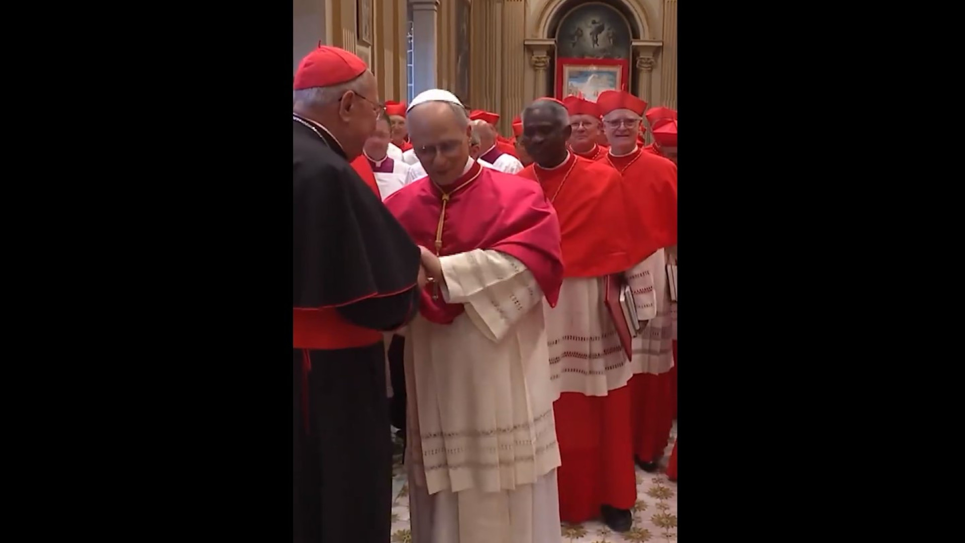 Papa Leão XIV cumprimenta cardeais eleitores após conclave. Eis o vídeo