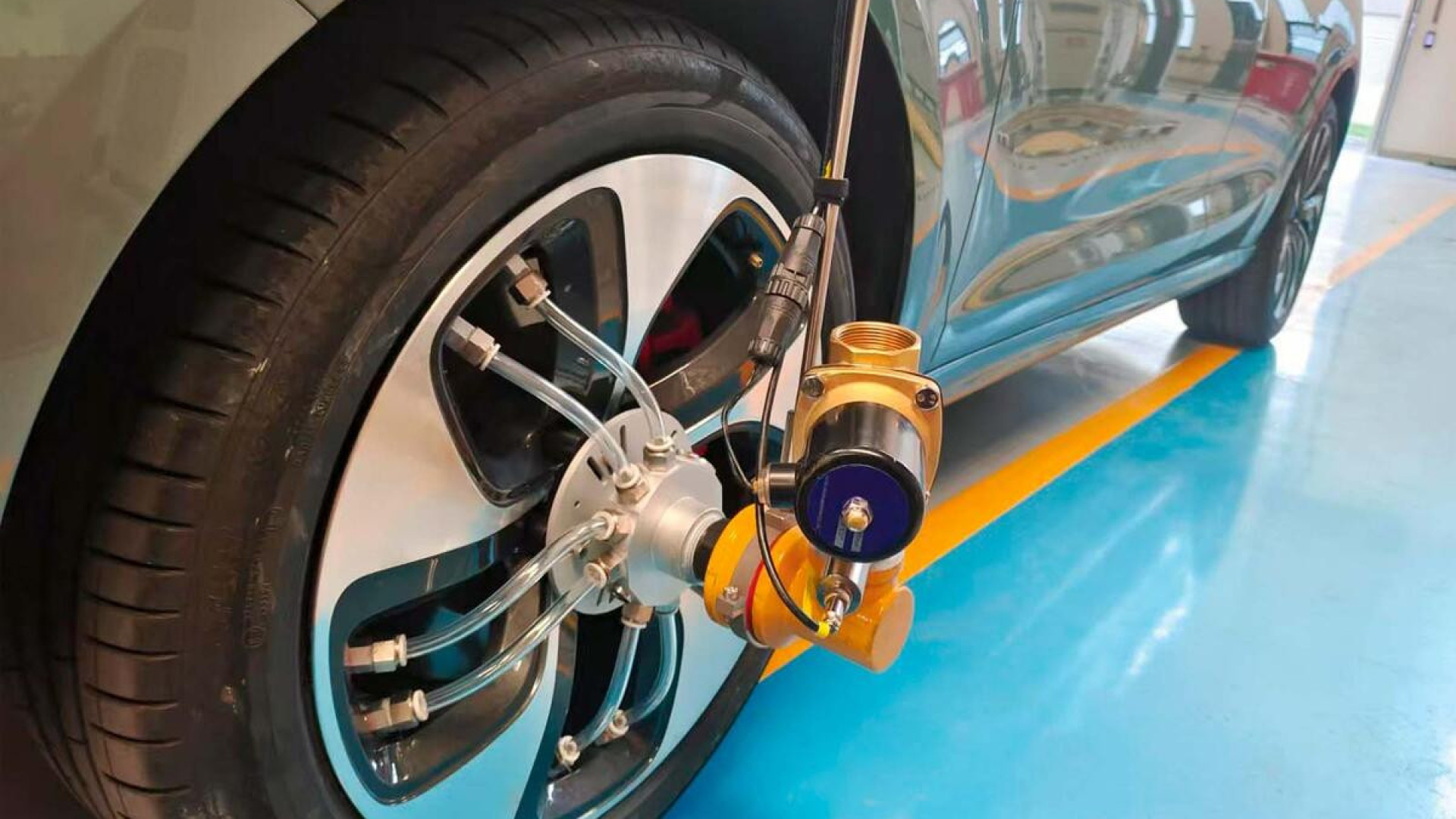 Há uma maneira segura de furar um pneu a 140 km/h... mas não é para todos