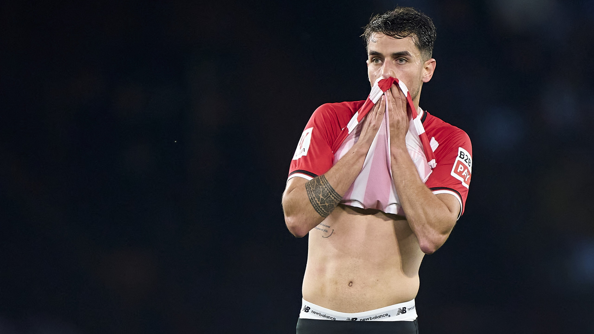 Jogador do Bilbao mostra perna com sangue: 