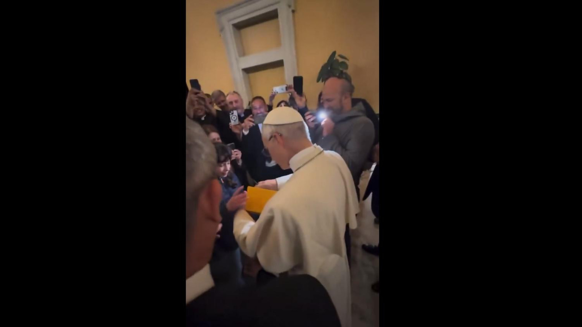 Menina surpreendeu Papa e pediu-lhe o primeiro autógrafo. Eis o vídeo