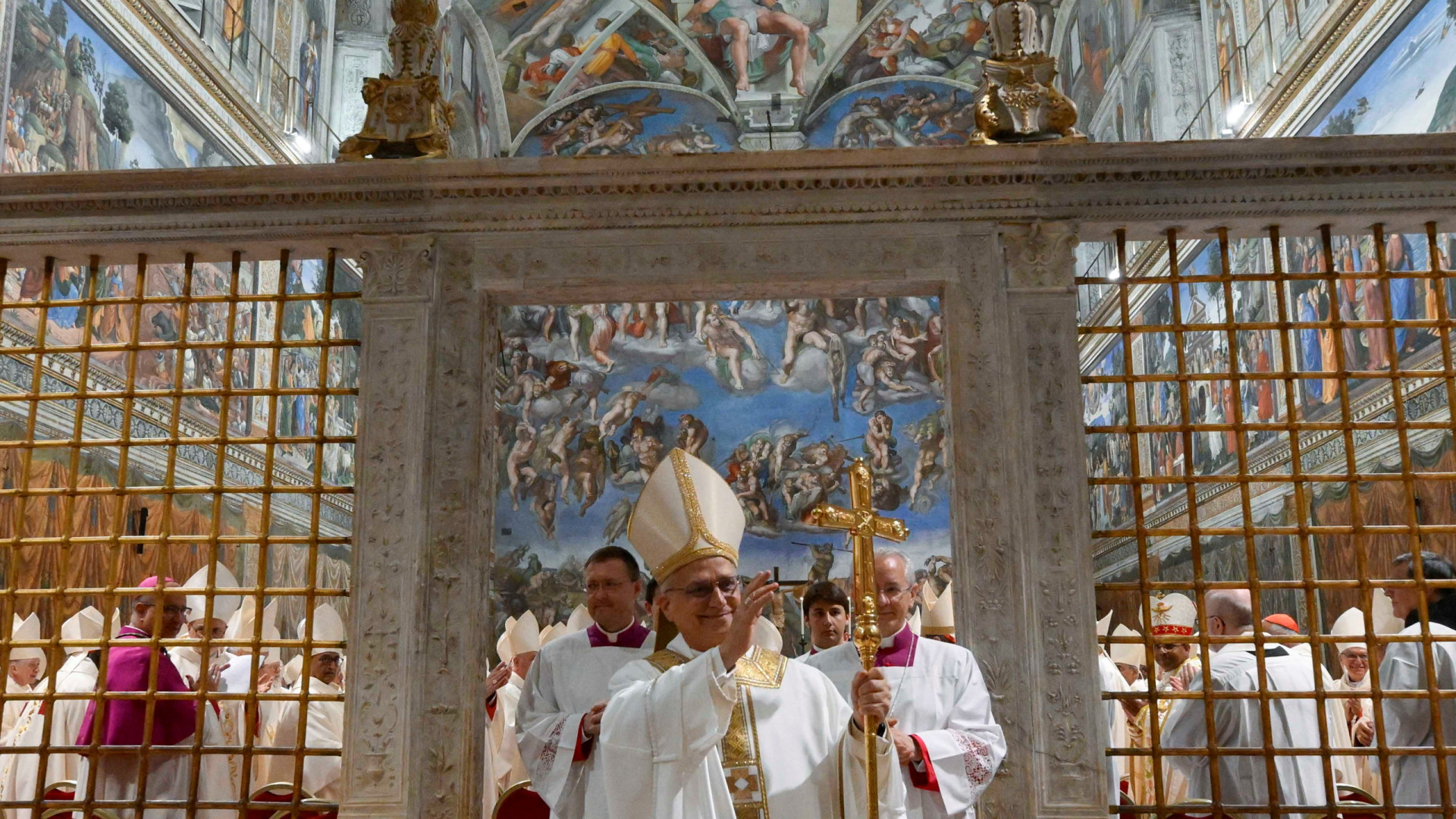 As imagens (e aplausos) da 1.ª missa do Papa, celebrada na Capela Sistina