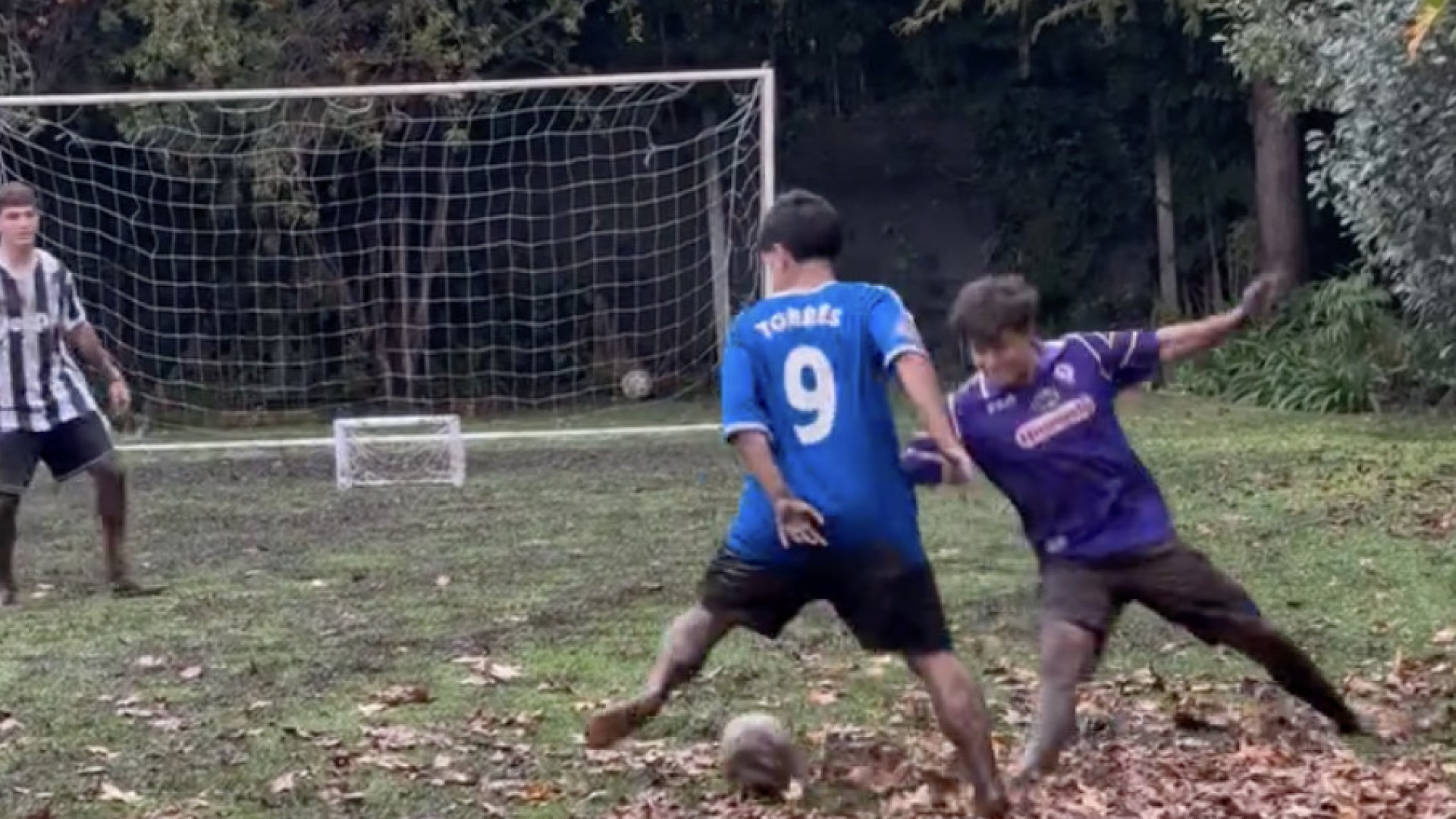 Filho de Aguero e neto de Maradona só podia dar nisto. Assim joga Benja