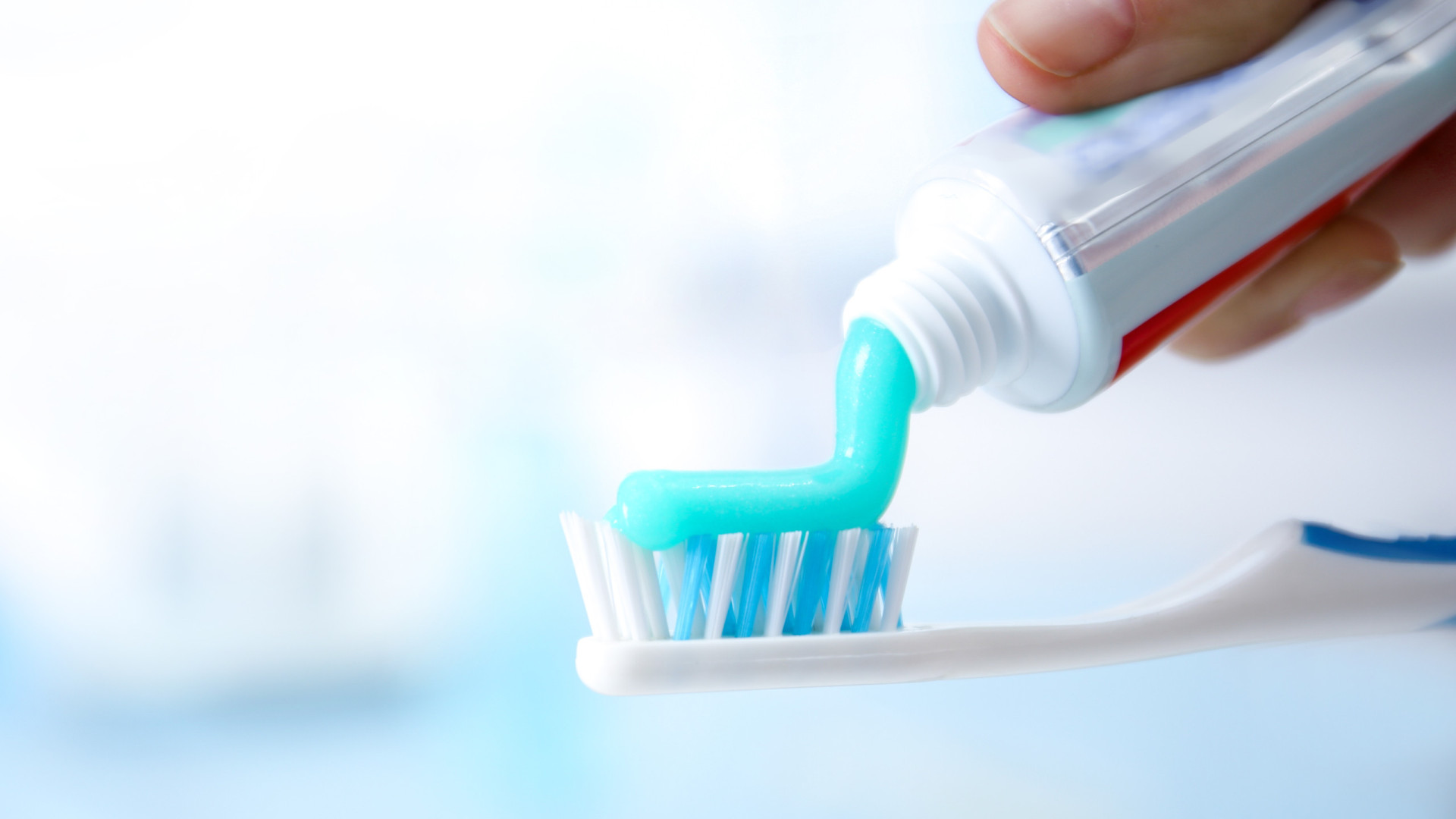 Dentista revela as pastas de dentes que evita a todo o custo