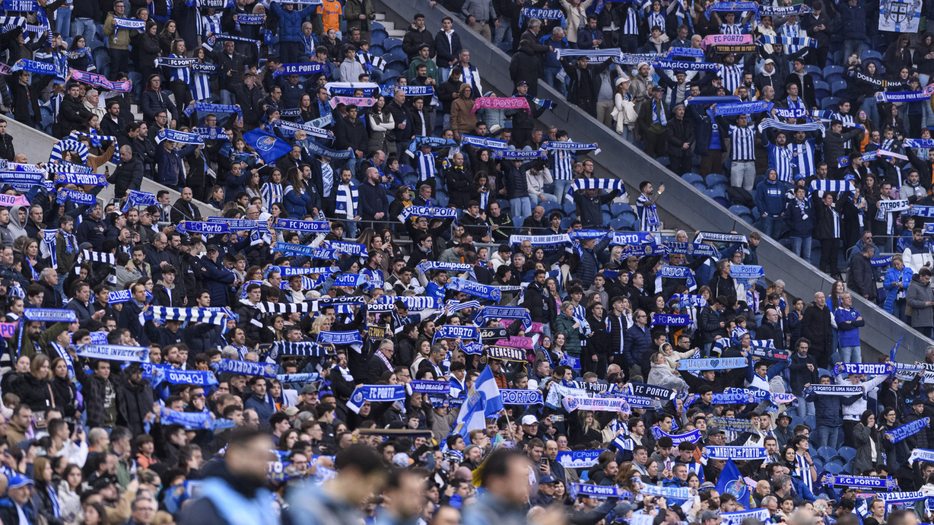 Tarjas de protesto dos Super Dragões 'castigam' FC Porto com esta multa
