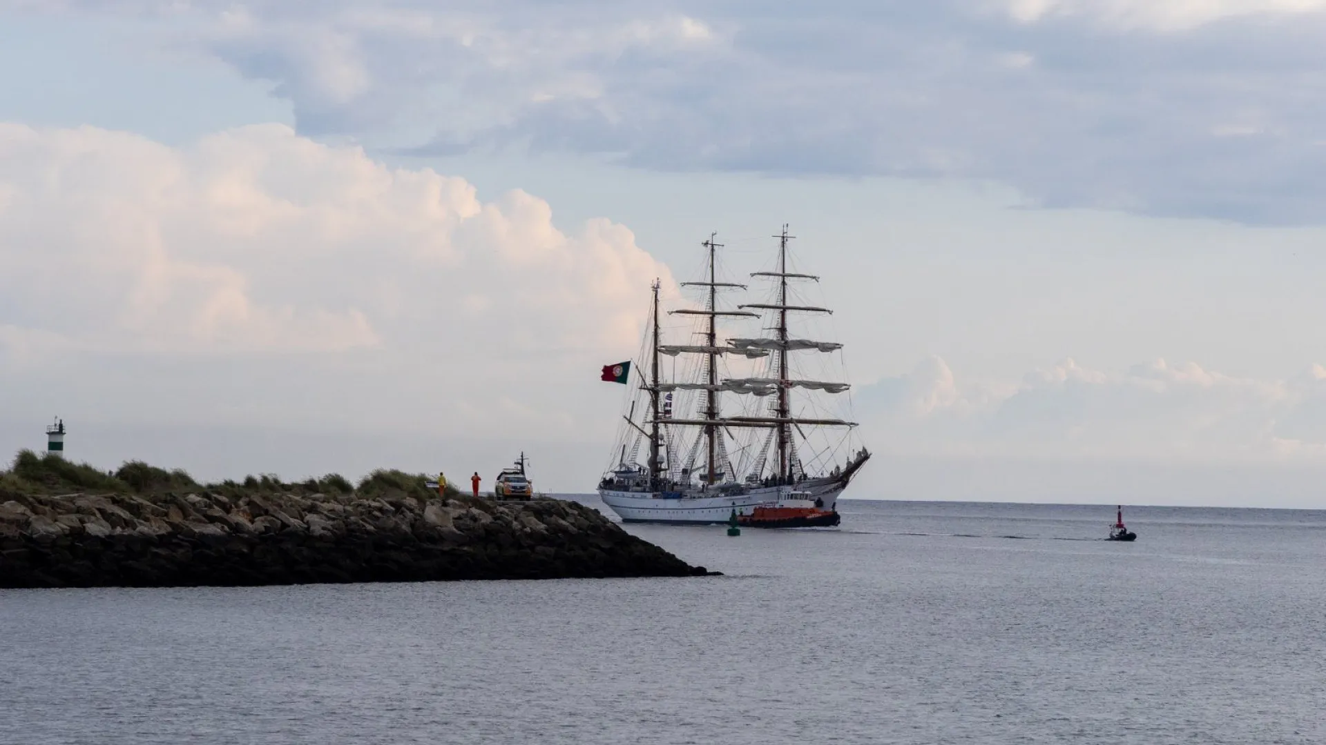 
                    Marinha garante proteção de navio mercante com elementos estranhos
                