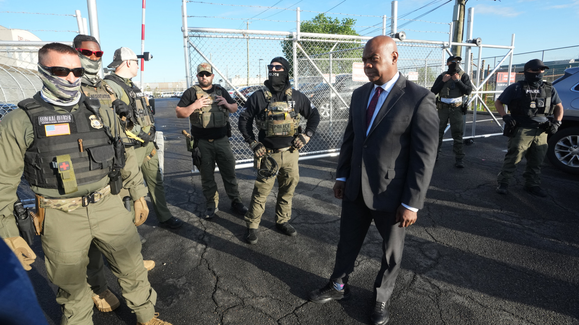 Mayor de Newark detido pelo ICE em protesto contra detenção de imigrantes
