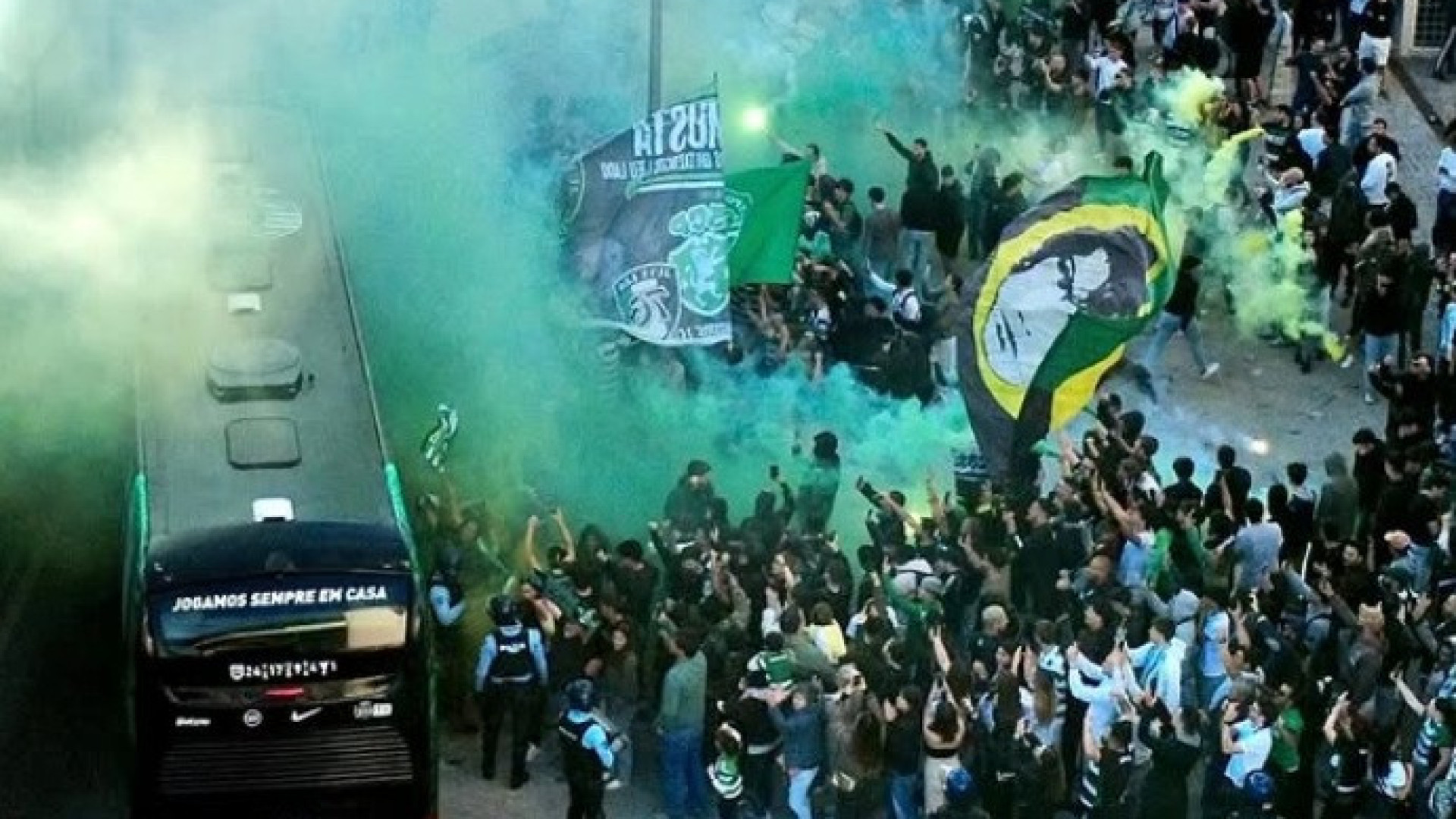 Centenas de adeptos 'empurraram' Sporting para o dérbi com o Benfica