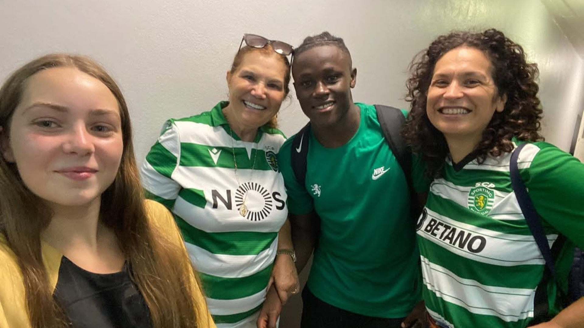 Dolores Aveiro no apoio aos leões em dia de dérbi. 