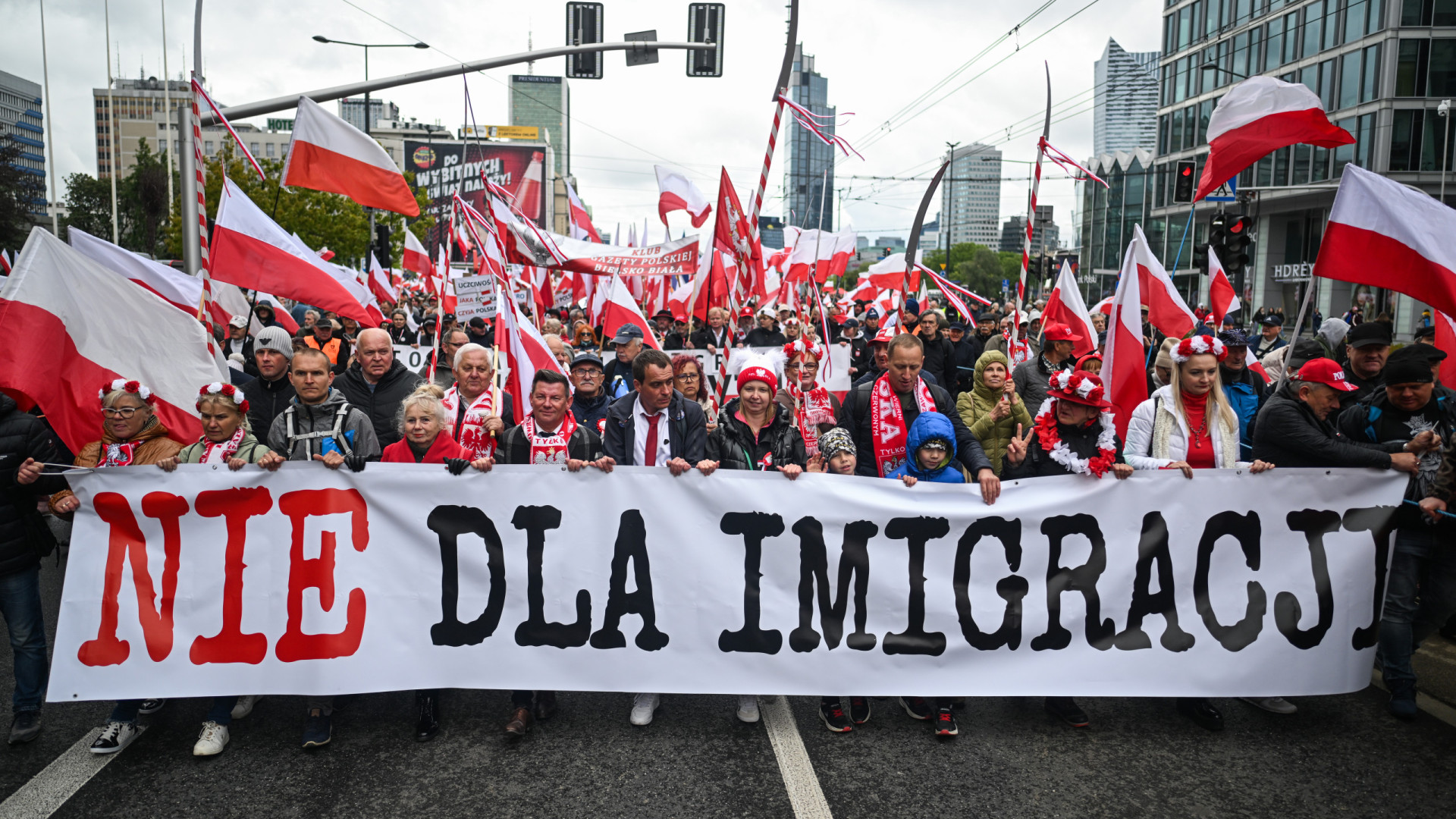 Milhares de polacos contestam migrantes ilegais a dias das presidenciais
