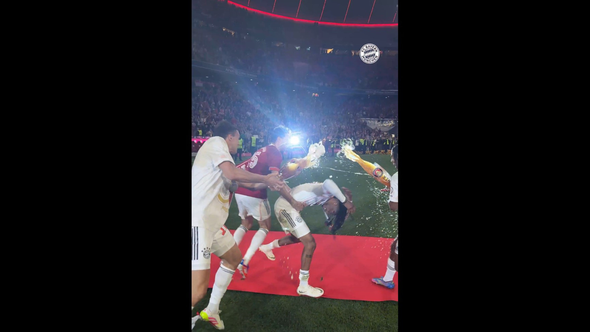 Olise bem tentou, mas não escapou à praxe de campeão do Bayern Munique