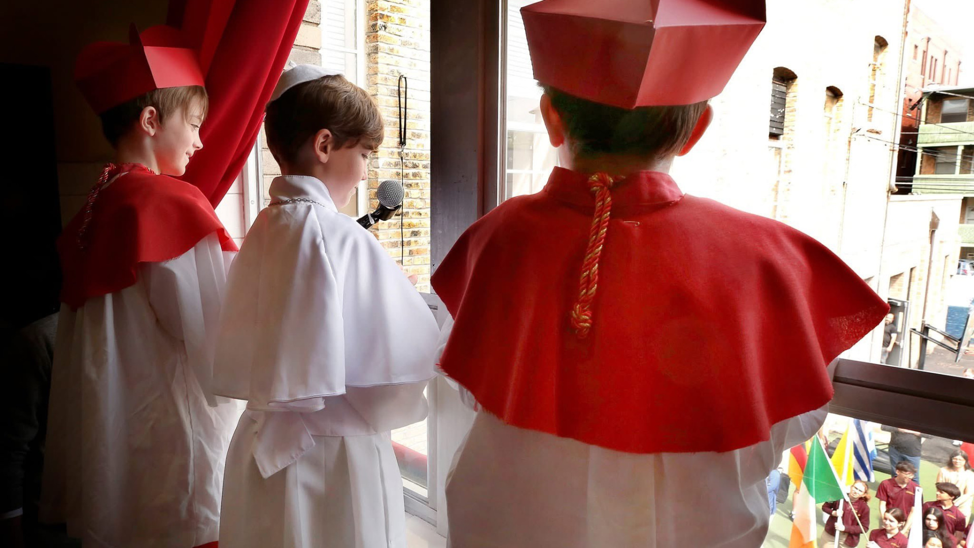 Alunos de escola em Chicago encenam conclave (vestidos a rigor). Ora veja