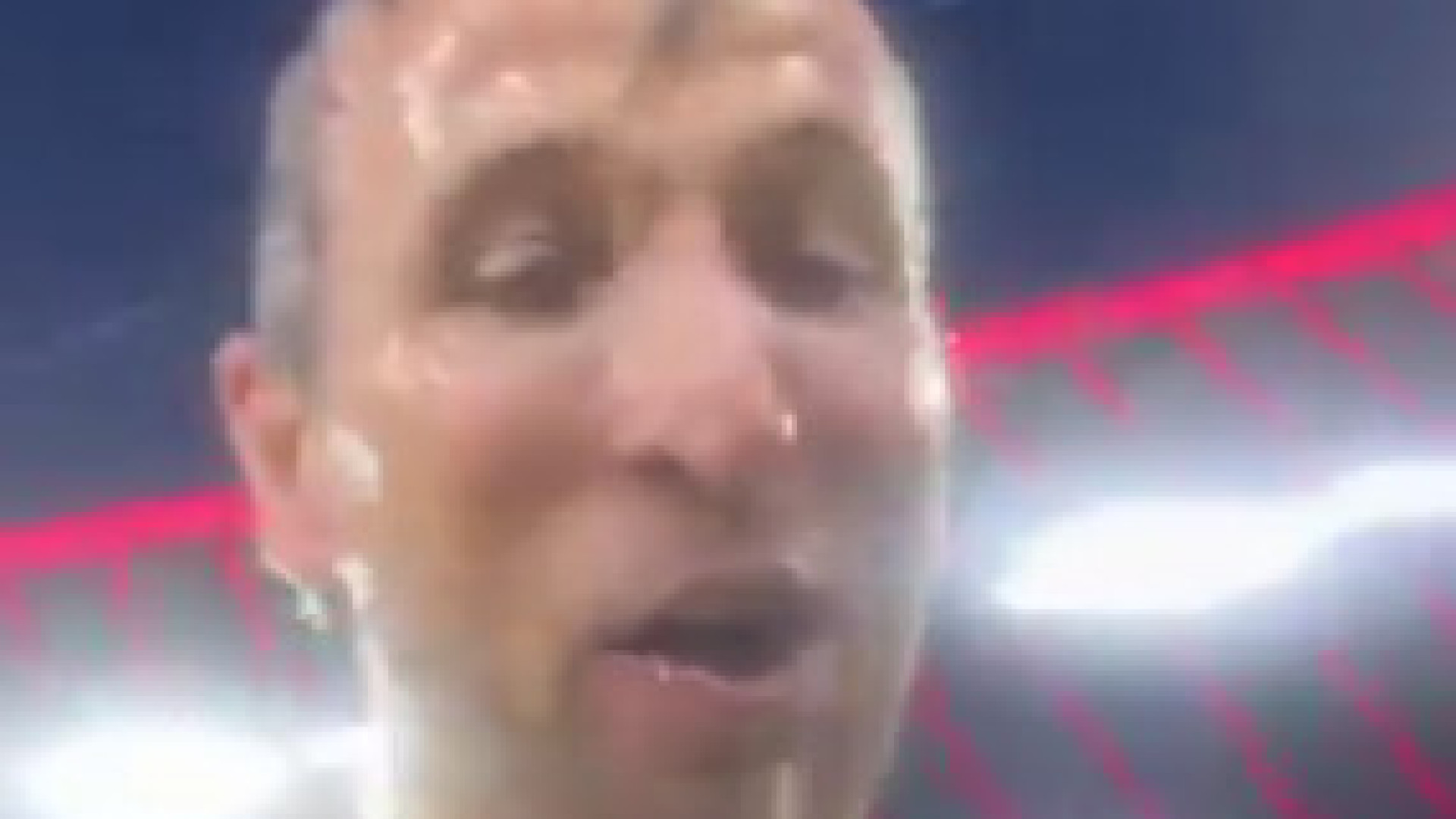 Harry Kane é campeão pela primeira vez e não escapa a 'banho' de cerveja