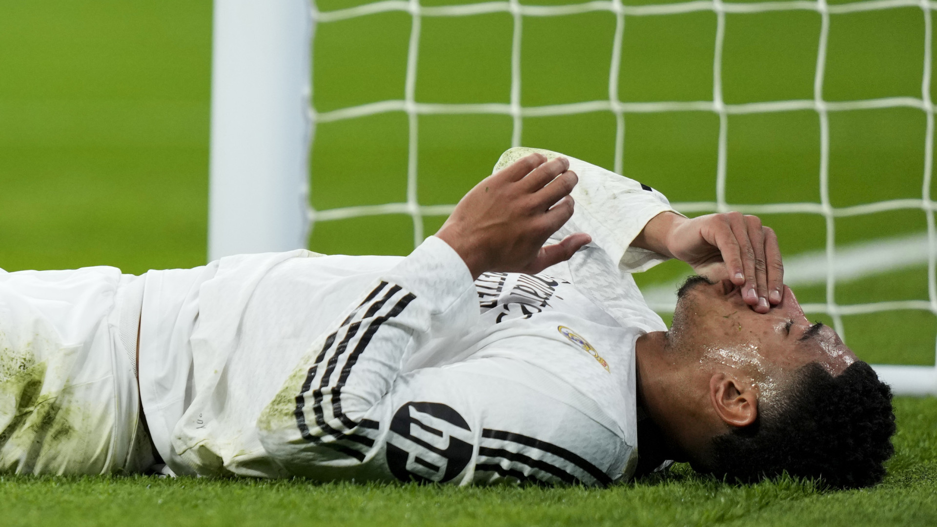 Bellingham tem de ser operado e faz 'soar alarmes' no Real Madrid