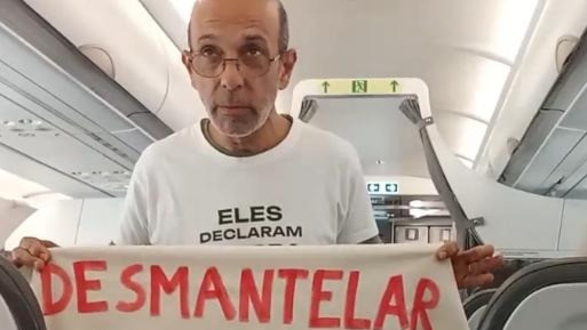 Protesto de ativista da Climáximo atrasa voo Porto-Lisboa