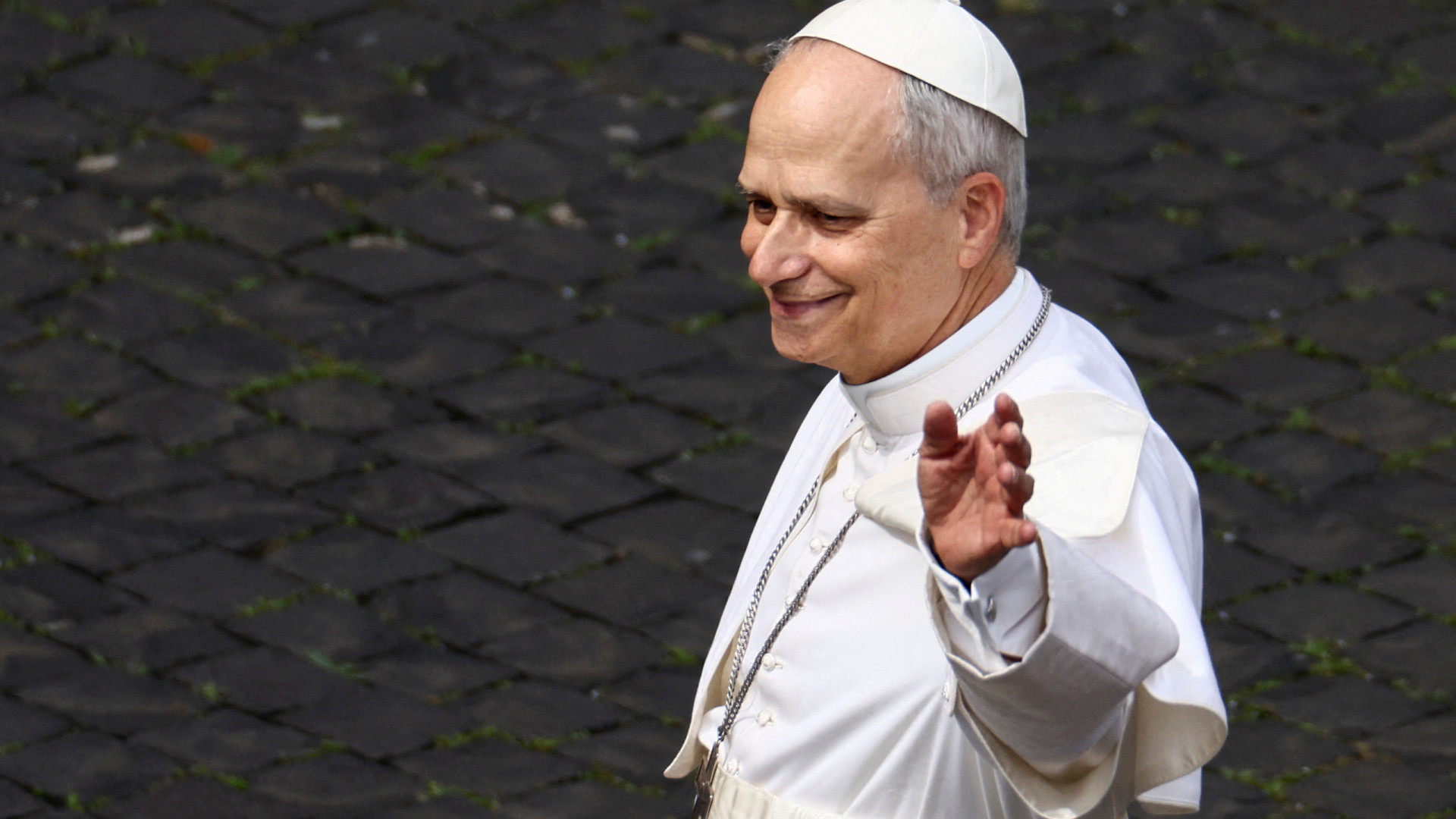 Papa Leão XIV surge de surpresa à entrada do Palácio do Santo Ofício