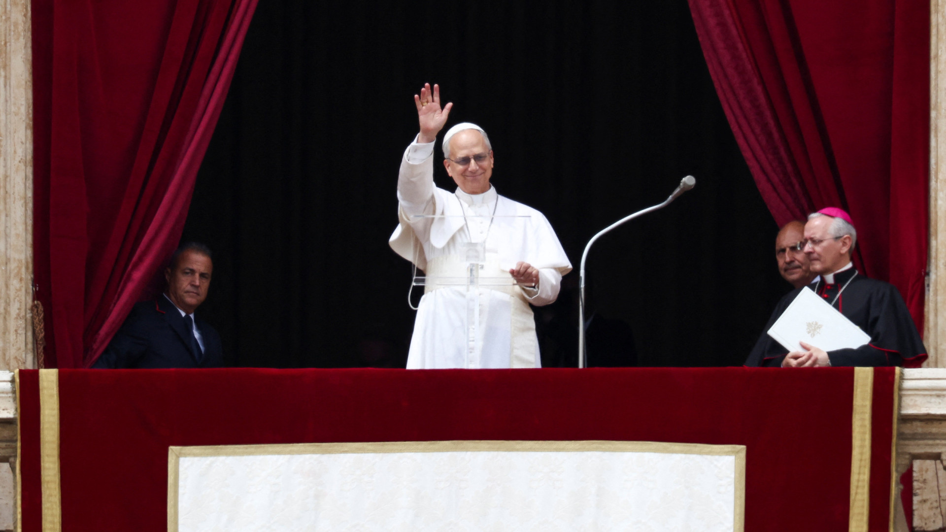 Papa faz oração para os fiéis na Praça de São Pedro: 