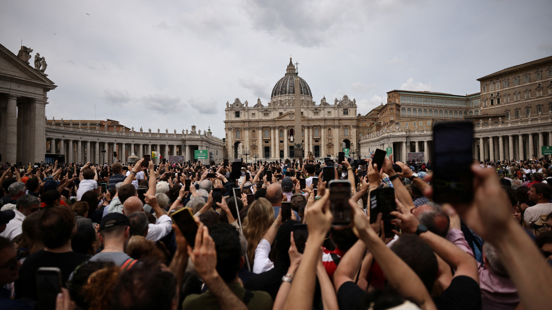 Quase cem mil pessoas na Praça de São Pedro para ouvir o novo Papa. Veja