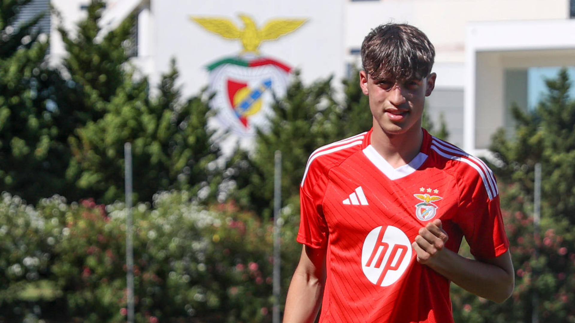Benfica humilha Sporting e 'descola' na corrida pelo título de juvenis
